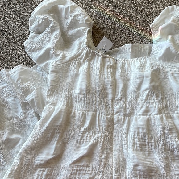 NWT flowy white dress with puff sleeves - Picture 5 of 5